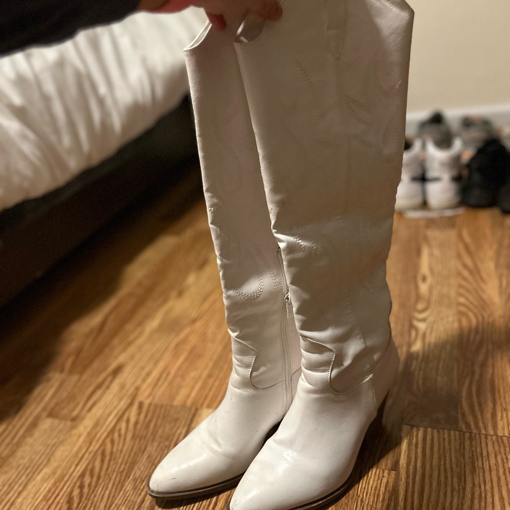 Women’s White Knee-High Western Boots With Heel